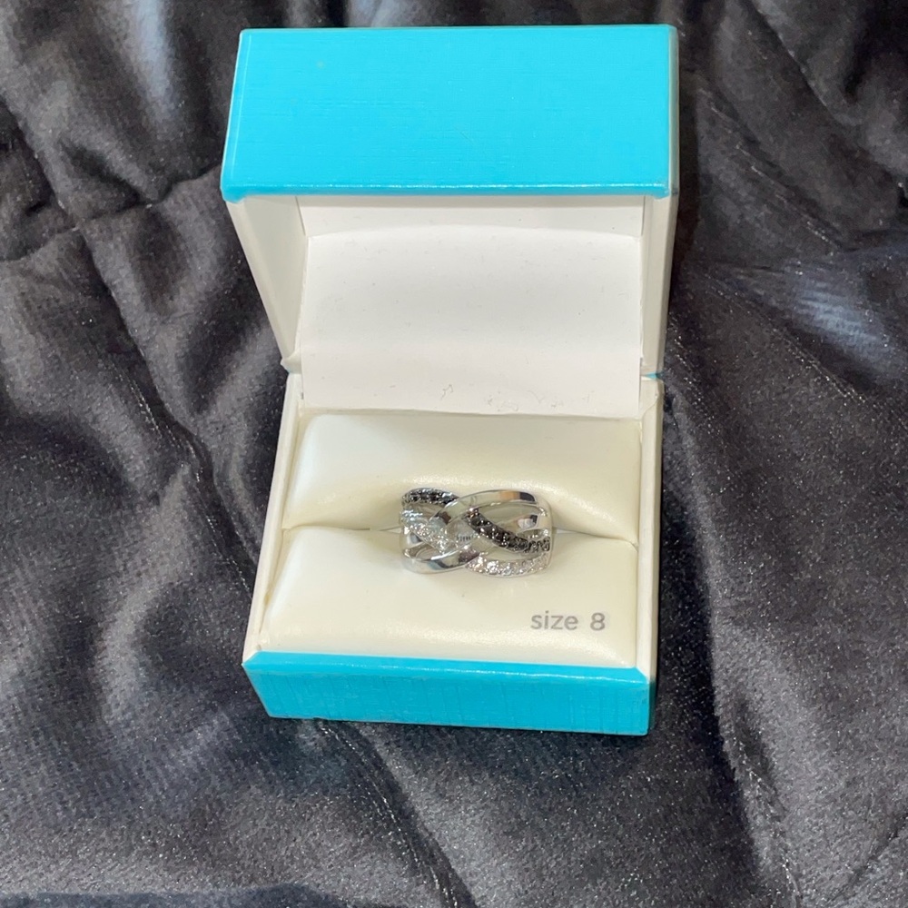 Elegant Silver Black & White Stone Infinity Ring sz8- see closet for earrings